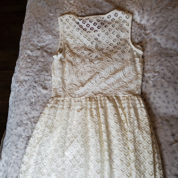 Sleeveless lace dress - Picture 2 of 3